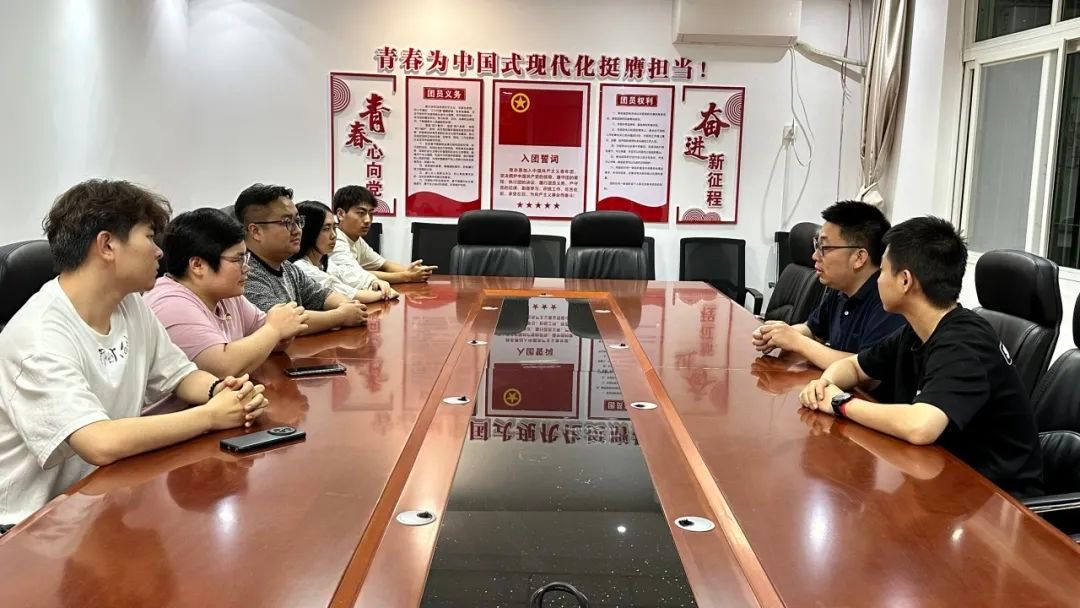 西安翻译学院国际商学院团总支一行来岚皋走访慰问西部计划志愿者